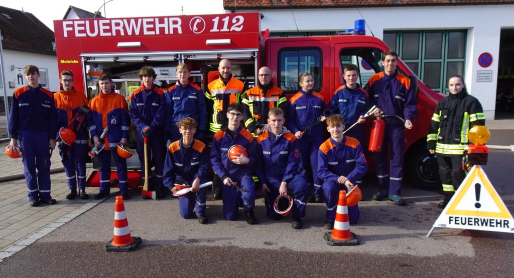 Das Bild zeigt die Ausbildungsteilnehmer aus den Feuerwehren Gunzenheim (2 Teilnehmer), Kaisheim (8 Teilnehmer), Leitheim (4 Teilnehmer) und Monheim (1 Teilnehmerin).