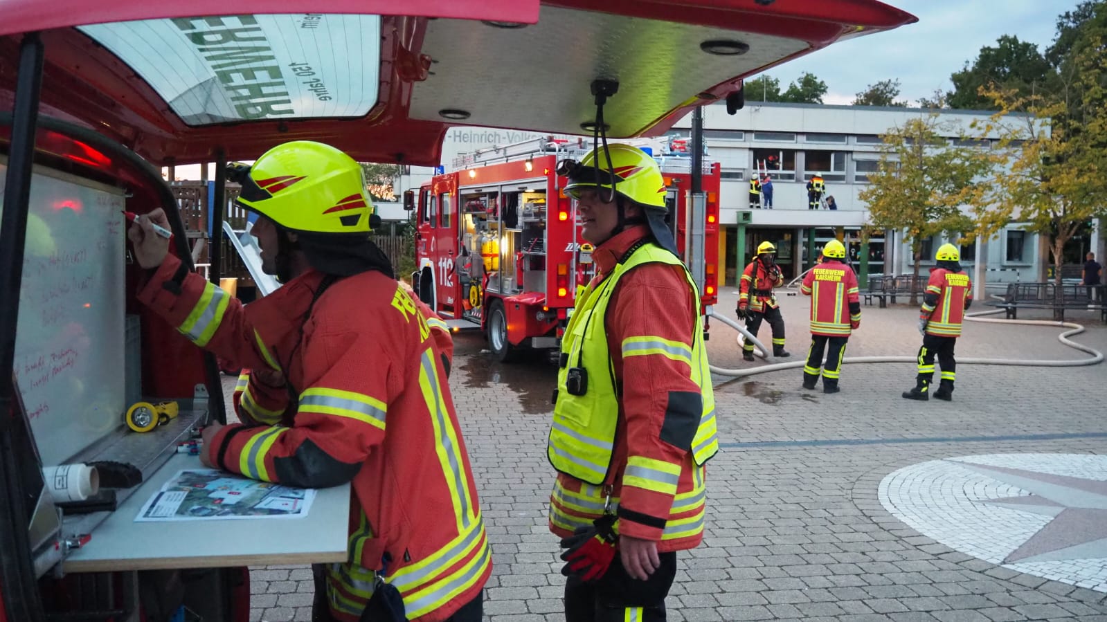 Die Schule brennt! Alarmübung der Feuerwehren des Markt Kaisheim